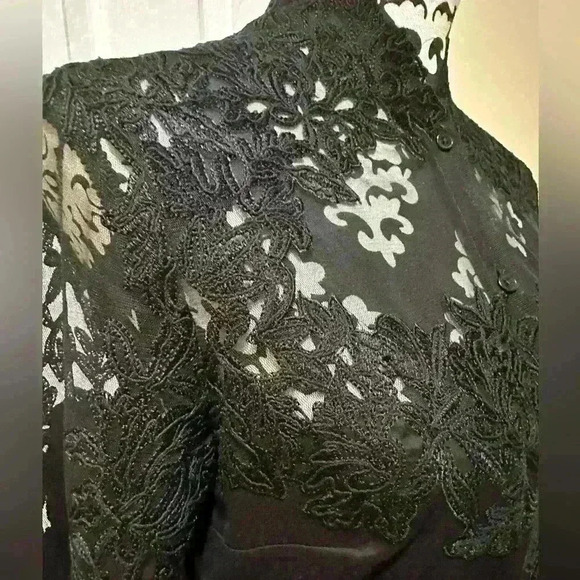 Long sleeve lace trim poplin blouse, size 4. Beautiful piece for your wardrobe. - Picture 10 of 11